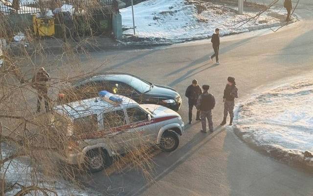 На Камчатке мужчина взял в заложники женщину и угрожает расправой