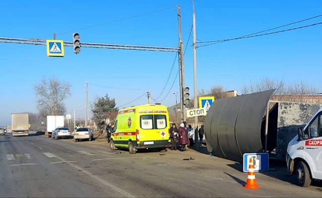 Отлетел от «Газели». В Подмосковье легковушка въехала в остановку с людьми