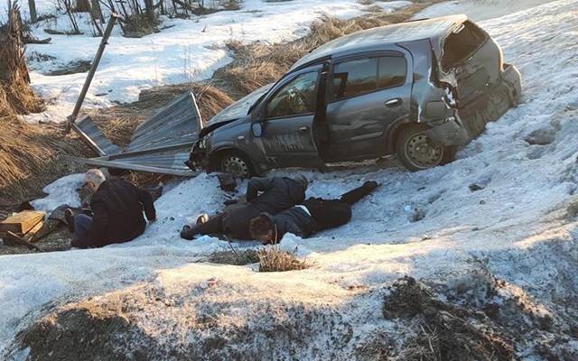 Отлетел от «Газели». В Подмосковье легковушка въехала в остановку с людьми