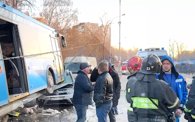 В Москве автобус с пассажирами протаранил два авто и врезался в столб