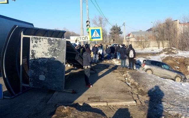 В Подмосковье автомобиль врезался в остановку