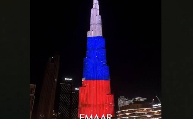 Самое высокое здание в мире подсветили цветами российского флага