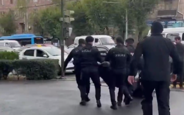 Правоохранители обезвредили мужчину, напавшего на отдел полиции в Ереване