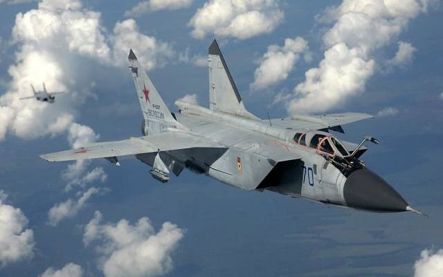 Российский МиГ-31 отогнал от границы два американских бомбардировщика В-1В