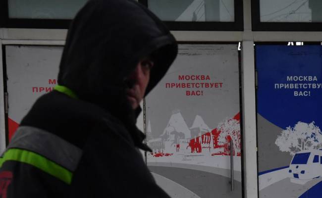 Таджиков в России призвали не выходить из дома по вечерам