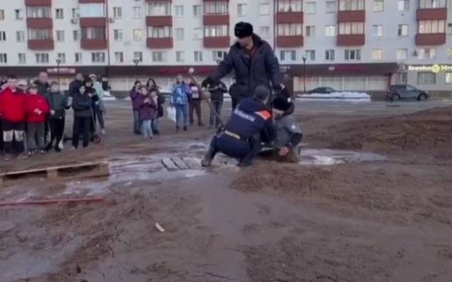 Двое детей увязли в образовавшемся в центре Солнечногорска грязевом болоте