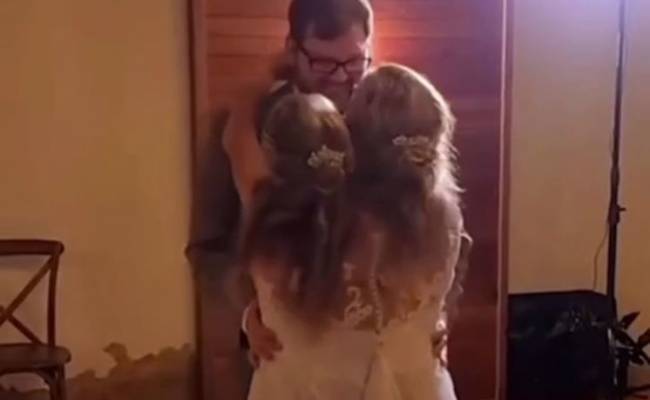 Одна из сиамских близнецов вышла замуж в США