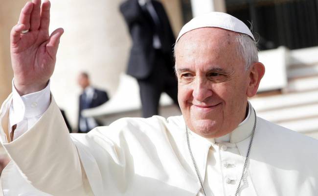 Папа Римский Франциск вымыл в женской тюрьме ноги 12 заключенным и поцеловал