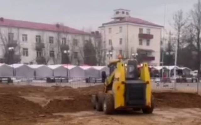 В Солнечногорске убирают песок, в котором увязли двое детей