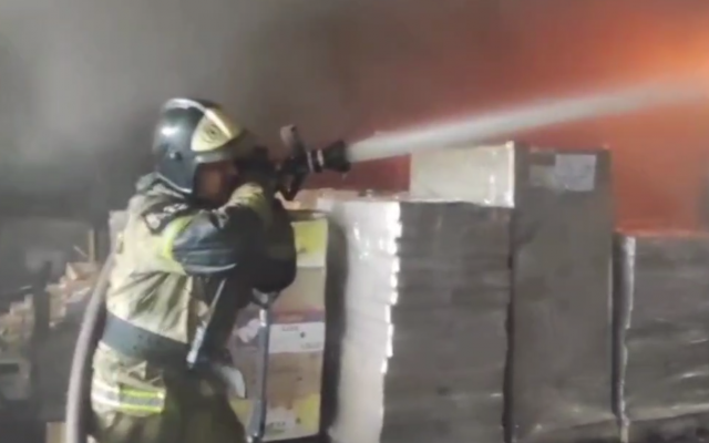 Пожар в здании двухэтажного склада произошел в Ростове-на-Дону