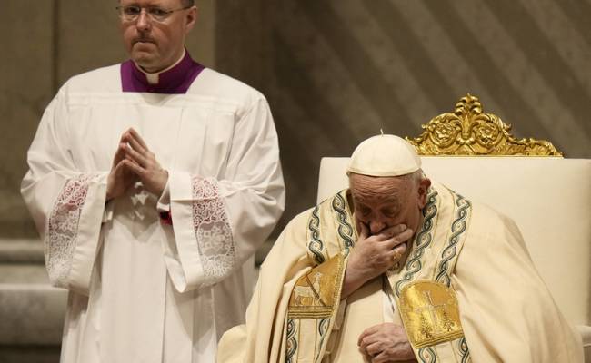 Задыхающийся Папа Римский все-таки провел пасхальную службу в Ватикане
