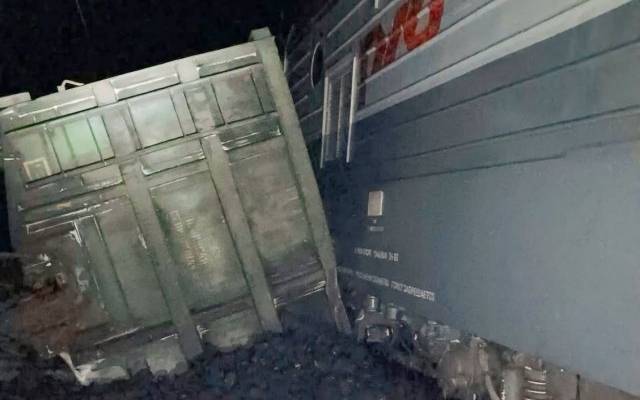 Пассажирский поезд врезался в сошедший с путей под Красноярском вагон