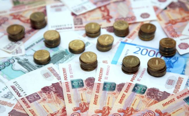 Высокие зарплаты угрожают российской экономике: названы риски
