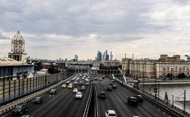 Московских автовладельцев попросили воспользоваться городским транспортом