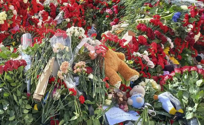 Вдовы возмущены: цветы с мемориала "Крокуса" перенесли на могилы бойцов СВО
