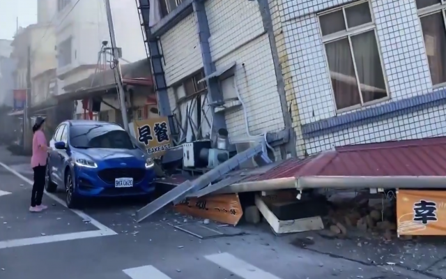 Землетрясение разрушило несколько зданий в городе Хуалянь на Тайване