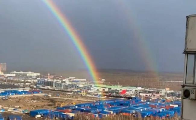 Жители Москвы увидели двойную радугу
