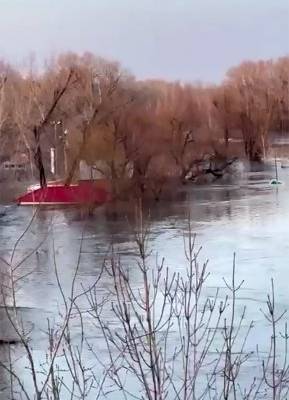 Мэр Орска заявил, что дамбу прорвало в двух местах