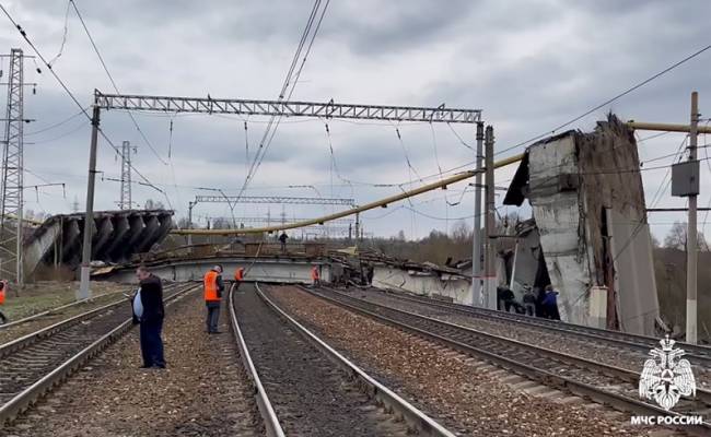 Шесть человек пострадали при обрушении моста в Смоленской области