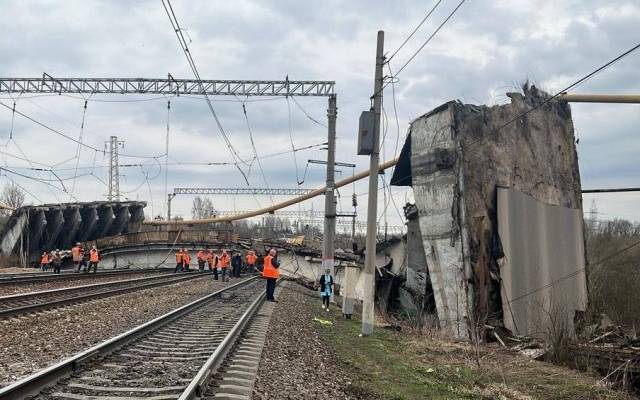 Железнодорожное полотно повреждено из-за обрушения моста в Вязьме