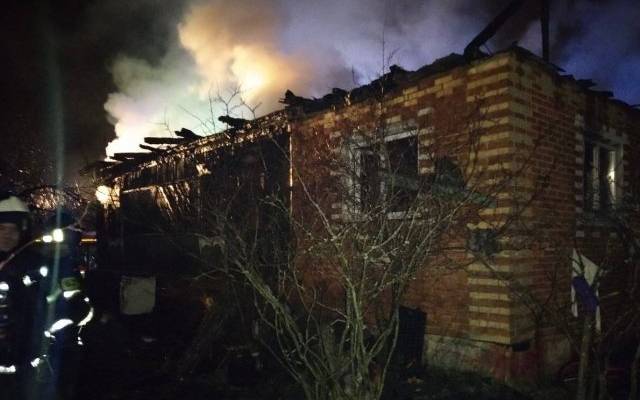 Пять человек погибли при пожаре в частном доме в Воскресенске