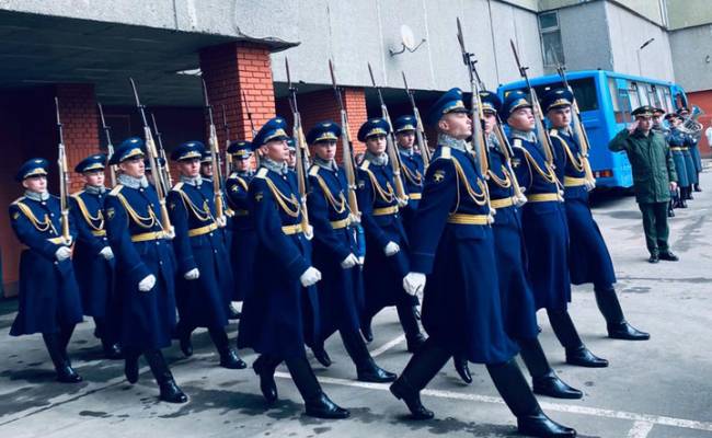 В Москве открыли мемориальную доску в честь легендарного летчика