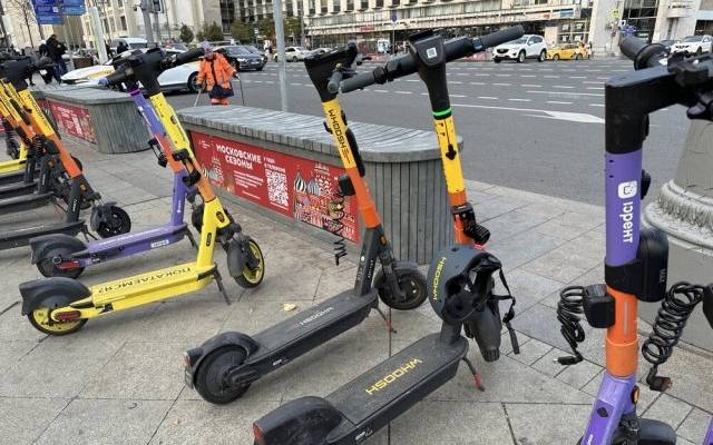 В Москве подросток на электросамокате сбил шестилетнего мальчика на роликах