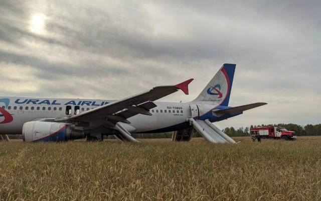 Экстренно севший в поле под Новосибирском самолет не вернут к полетам