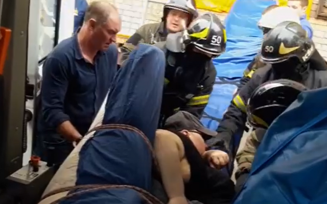 Появилось видео спасения из заточения в квартире москвича весом 300 кг