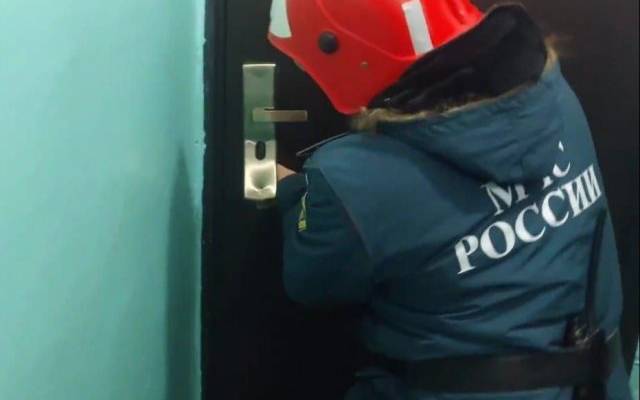SHOT: спасатели не могут вынести 400-килограммового москвича из квартиры