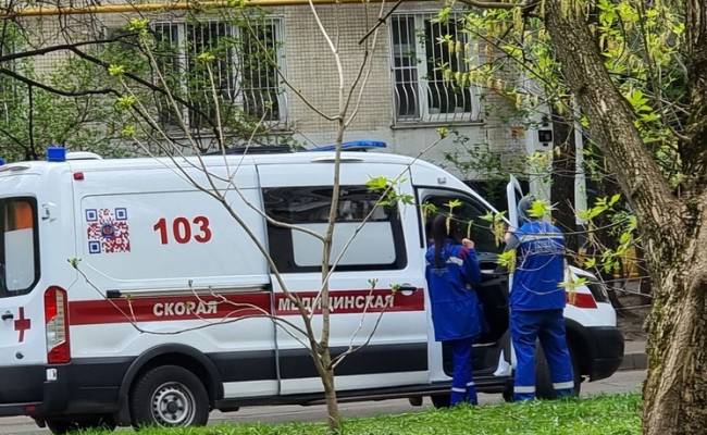 Спасатели пытаются эвакуировать в Москве в больницу 400-килограммового мужчину