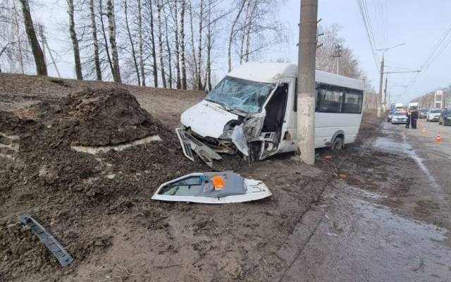 В Чебоксарах маршрутный автобус врезался в столб