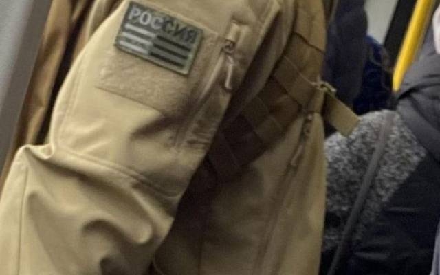 Полиция Риги разыскивает мужчину в куртке с шевроном «Россия»