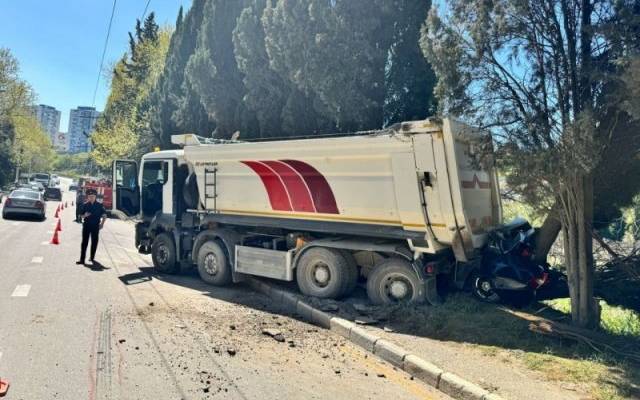 В Алуште в ДТП с участием грузовика и легковушки погибли два человека