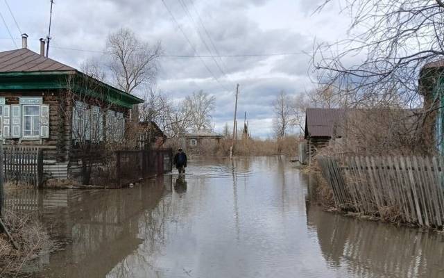 В Курганской области вода начала затапливать села Притобольного района