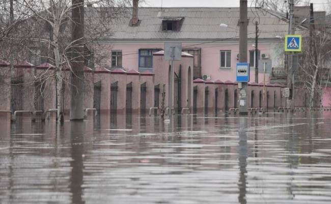 За сутки уровень воды в реке Урал в городе Орске упал на полметра