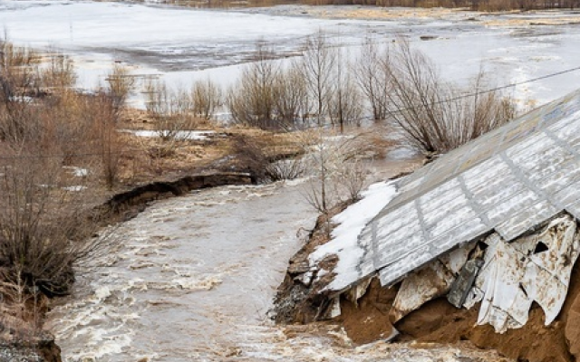 В Томске из-за паводка разрушается насыпная дамба у Коммунального моста