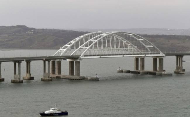 Движение автомобилей на Крымском мосту перекрыто