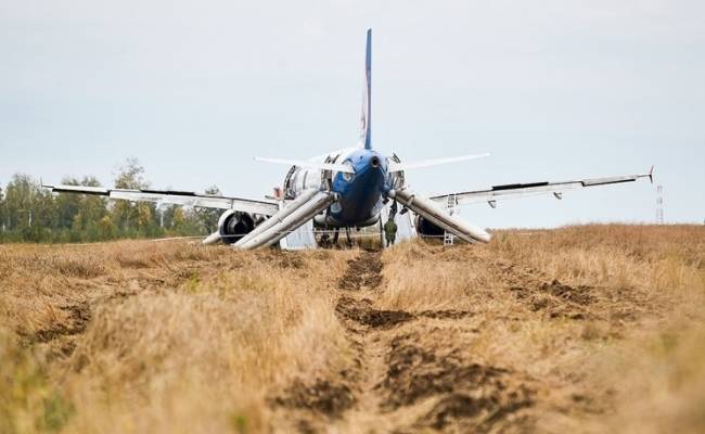Посадивший пассажирский самолет в поле российский пилот уволился