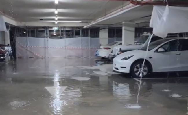 «Проснулись, а вода в гостиной стоит»: россиянин рассказал, как пережил потоп в Дубае