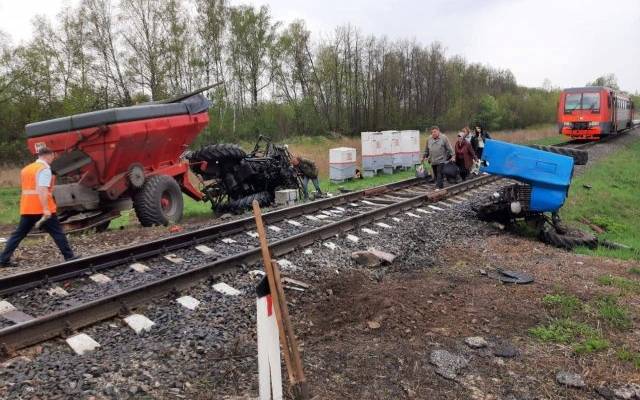 В Курской области водитель трактора скончался в ДТП с рельсовым автобусом