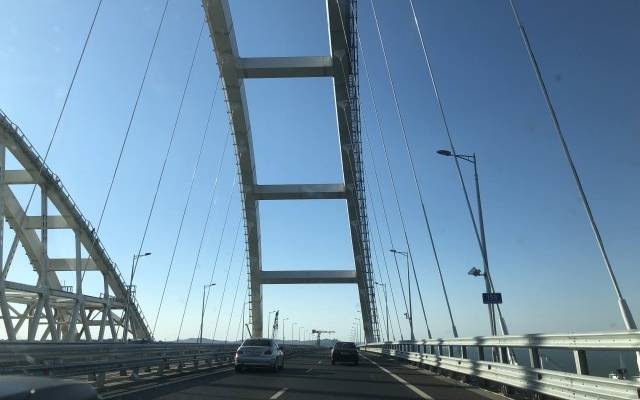 На Крымском мосту приостановлено движение транспорта