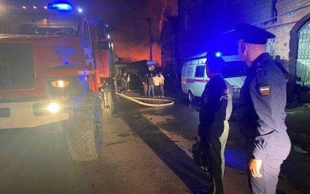 В Астрахани эвакуировали более 100 человек при пожаре на рынке