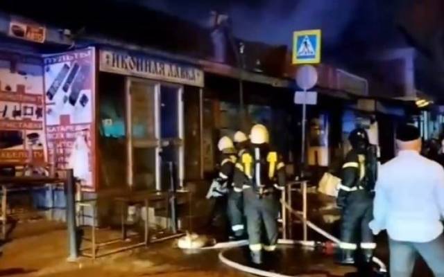 В Астрахани загорелись магазин и торговые павильоны