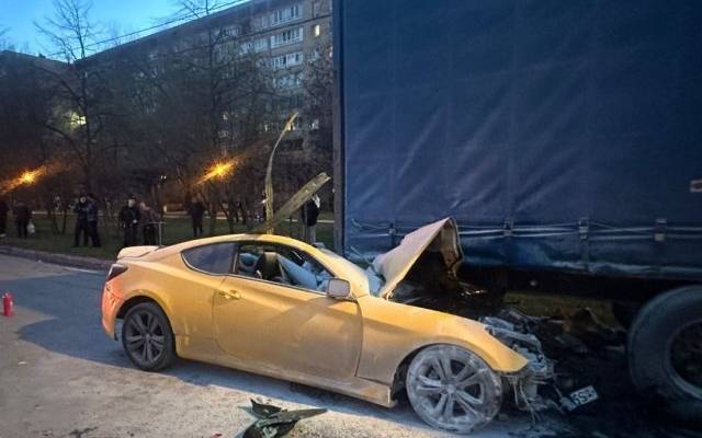 В Мытищах водитель иномарки погиб после столкновения со стоящей фурой