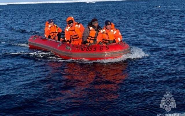 В Магаданской области более 20 рыбаков унесло в море на отколовшейся льдине
