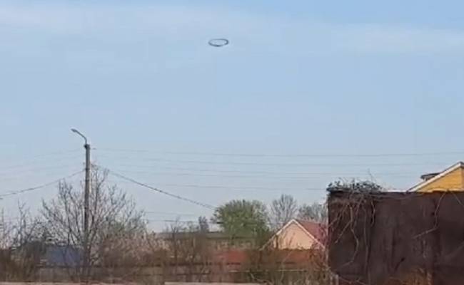Жителей российского города напугали загадочные черные кольца в небе